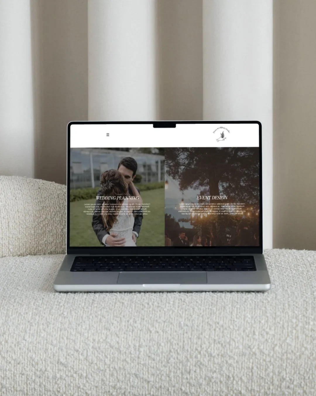 Portátil sobre un sofá de lino claro con la página de inicio del sitio web de Flora Wedding Studio, que muestra a una pareja en el encabezado.